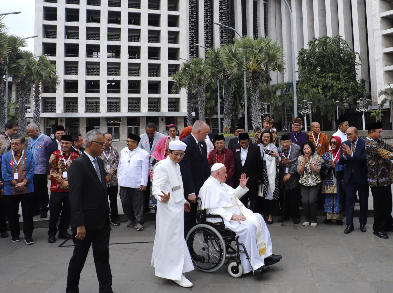 Paus Fransiskus Cium Tangan Imam Besar Saat Kunjungi Masjid Istiqlal