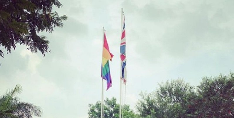 Bendera simbol LGBT dipasang Kedubes Inggris di Jakarta/ig@ukinindonesia