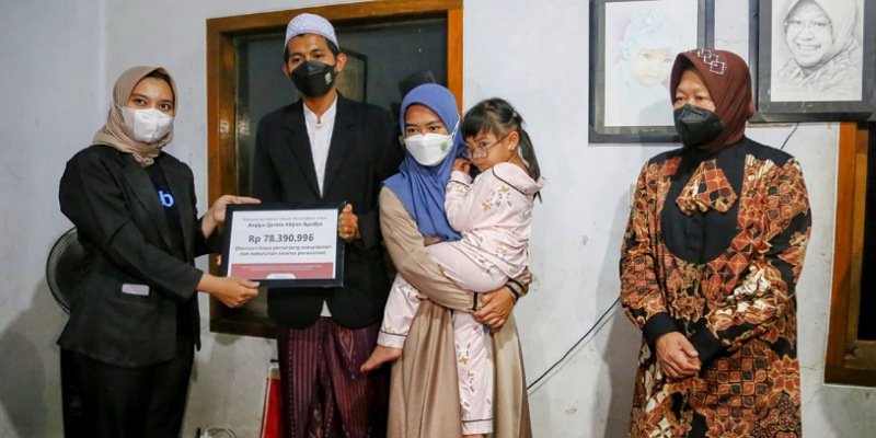 Proses penyerahan bantuan kepada keluarga Azkiya dari Kitabisa.com/net