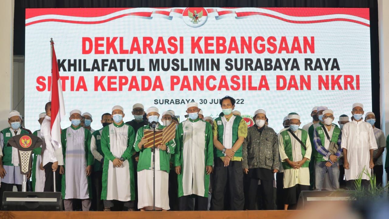 Anggota  Khilafatul Muslimin Surabaya Raya mendeklarasikan setia kepada Pancasila dan NKRI di Gedung Balai Pemuda Surabaya, Kamis (30/6). (Sinpo.id/Ist)