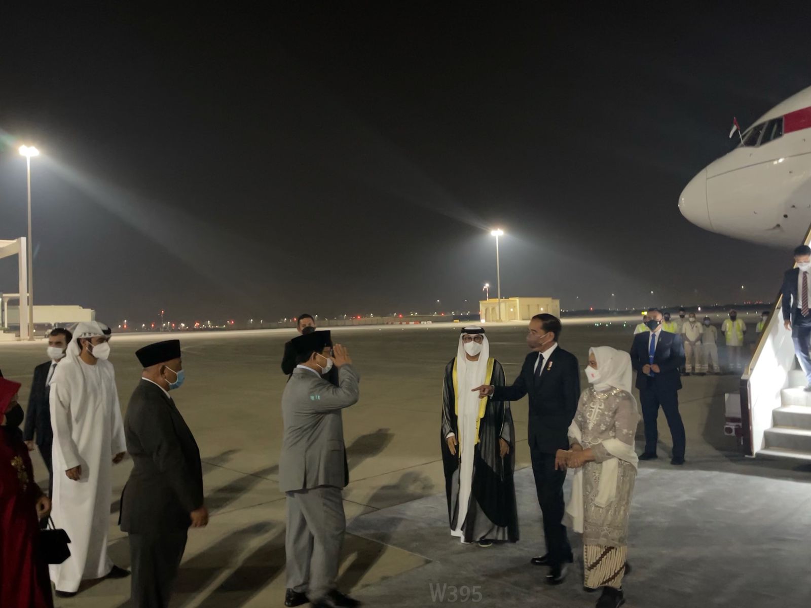 Menhan Prabowo Subianto menyambut kedatangan Presiden RI Joko Widodo di Bandara Abu Dhabi,(SinPo.id/Istimewa)