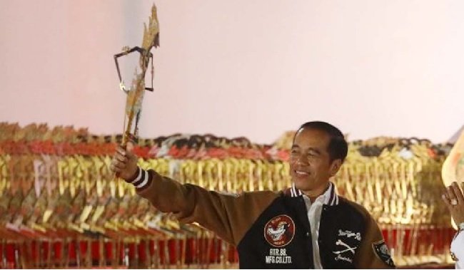 Presiden Jokowi memegang wayang. Foto: Istimewa