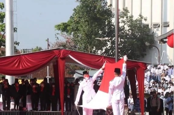Insiden tali bendera putus saat pengibaran bendera Sang Saka Merah Putih dalam upacara HUT RI ke-77 di Solo. Foto:Istimewa