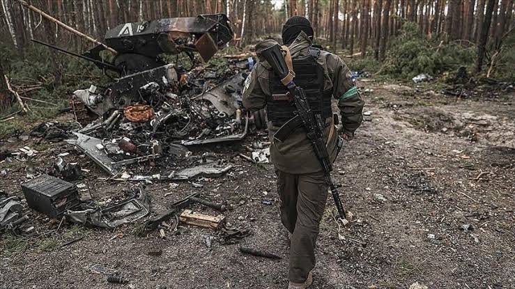 Seorang pria berjalan diantara puing bekas perang Ukraina-Rusia/Annadolu Agency