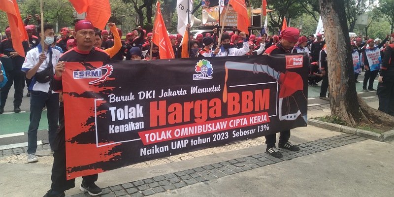 Demo buruh di depan kantor Balai Kota Jakarta/SinPo.id