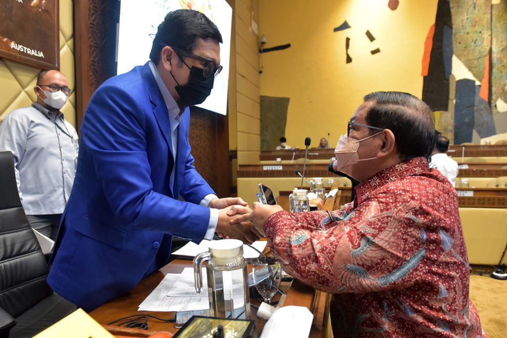 Seskab Pramono Anung berjabat tangan dengan Ketua Komisi II DPR RI Ahmad Doli Kurnia Tandjung, di Gedung Nusantara, Senayan, Jakarta, Senin (19/09/2022). (Foto: Humas Setkab/Agung)