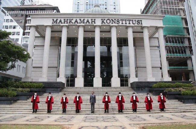 Sembilan Hakim Mahkmah Konstitusi (MK) bersama Presiden Jokowi berfoto di Gedung MK. Foto: Istimewa