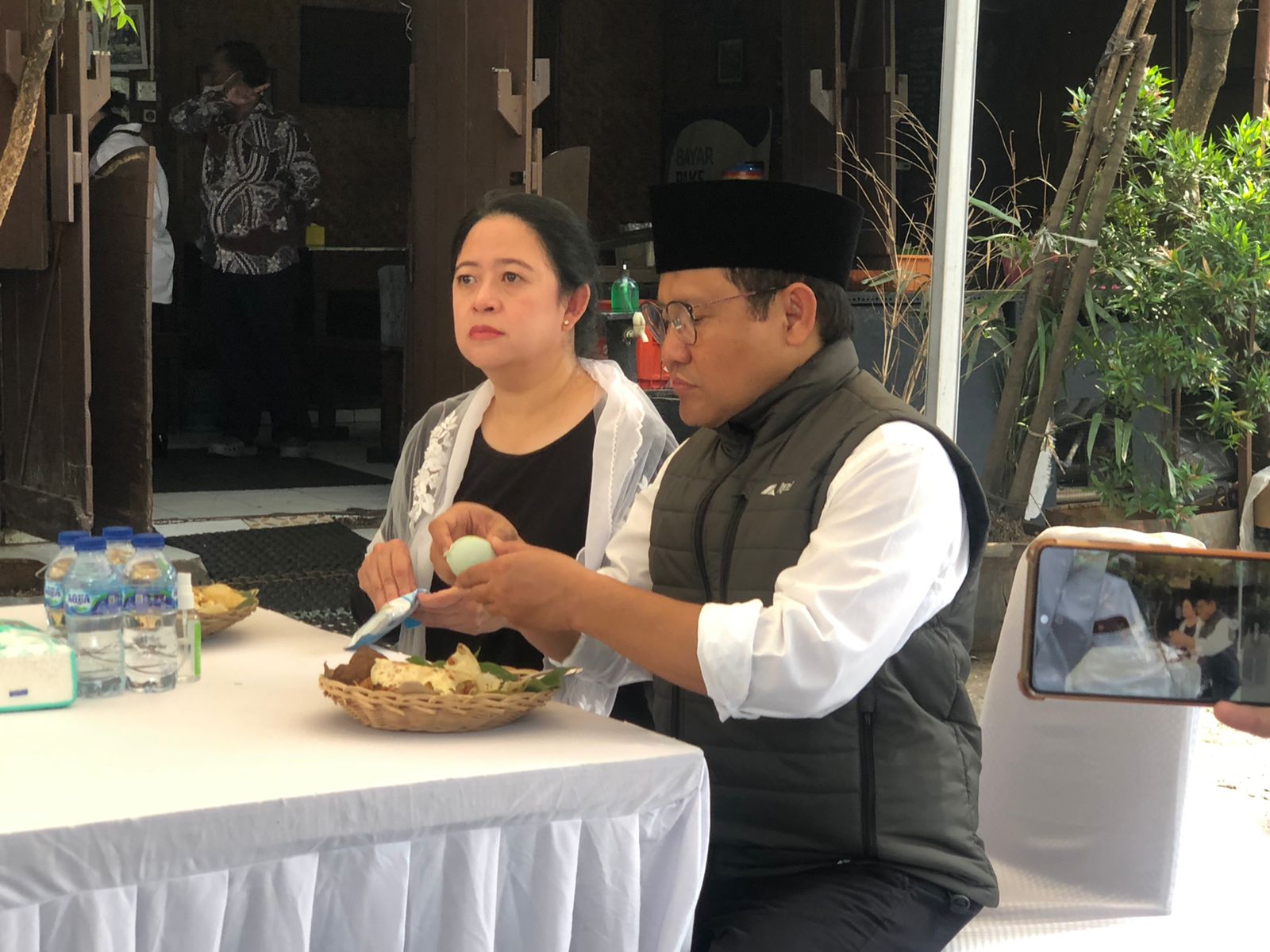 Ketua DPP PDIP Puan Maharani dan Ketua PKB Muhaimin Iskandar di Warung Pecel (SINPO)