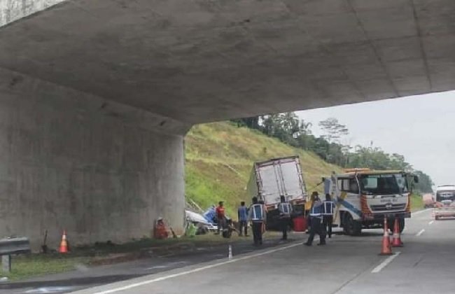 Kecelakaan lalu lintas minibus Elf yang terjadi di km 136 tol Cikopo-Palimanan (Cipali) arah ke Cirebon. Foto: Antara
