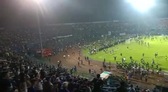 Suasana di Stadion Kanjuruhan saat tragedi berdarah terjadi/Istimewa