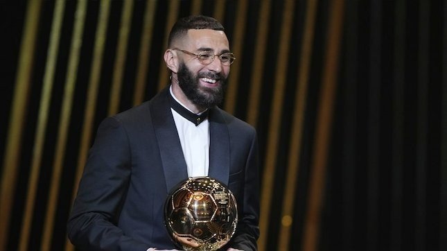 Karim Benzema saat menangkan Ballon d'Or/ AP