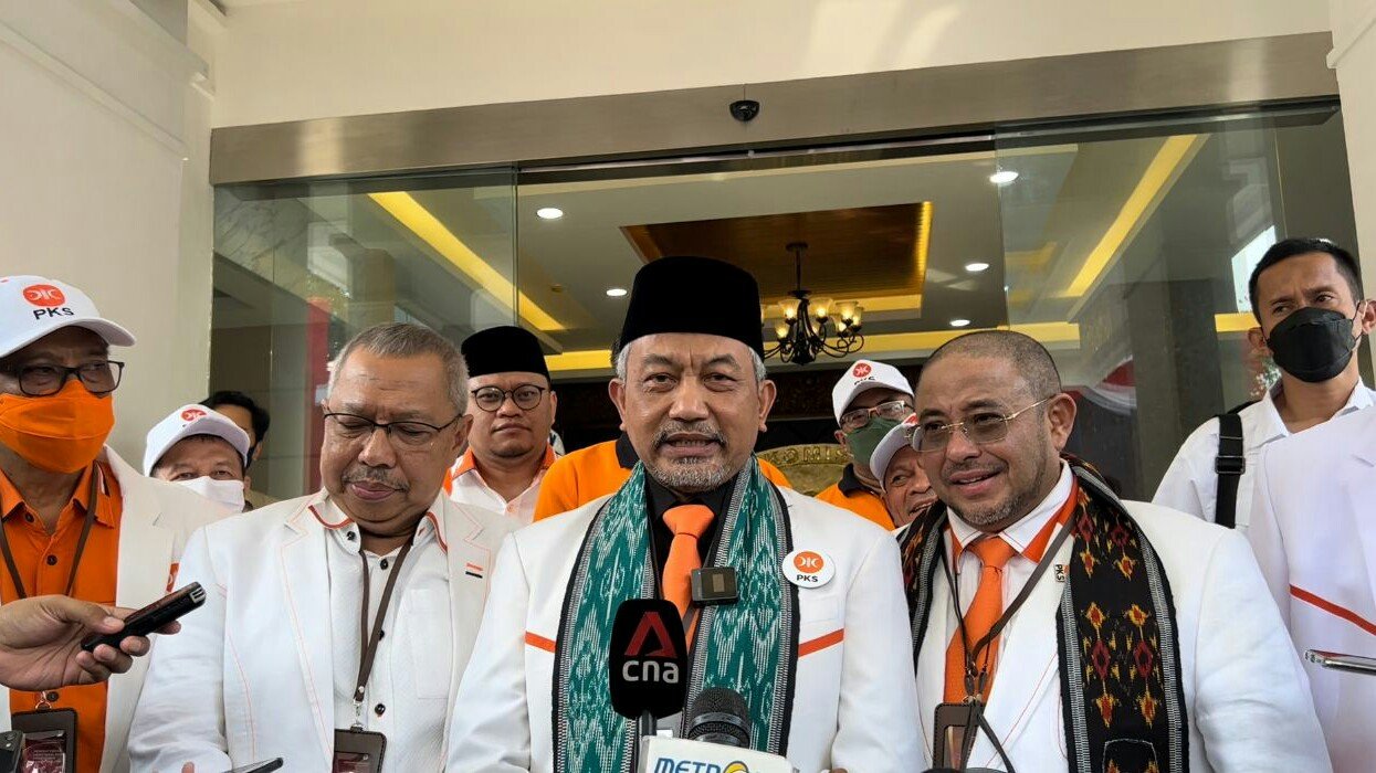 Sekjen DPP PKS Aboe Bakar Alhabsyi mendampingi Presiden PKS Ahmad Syaikhu di KPU (SinPo.id/Sigit)