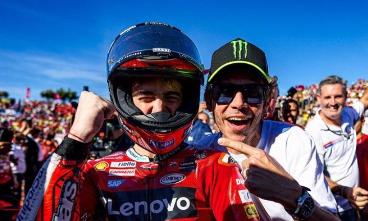 Juara dunia MotoGP Francesco Bagnaia bersama Valentino Rossi/ Instagram