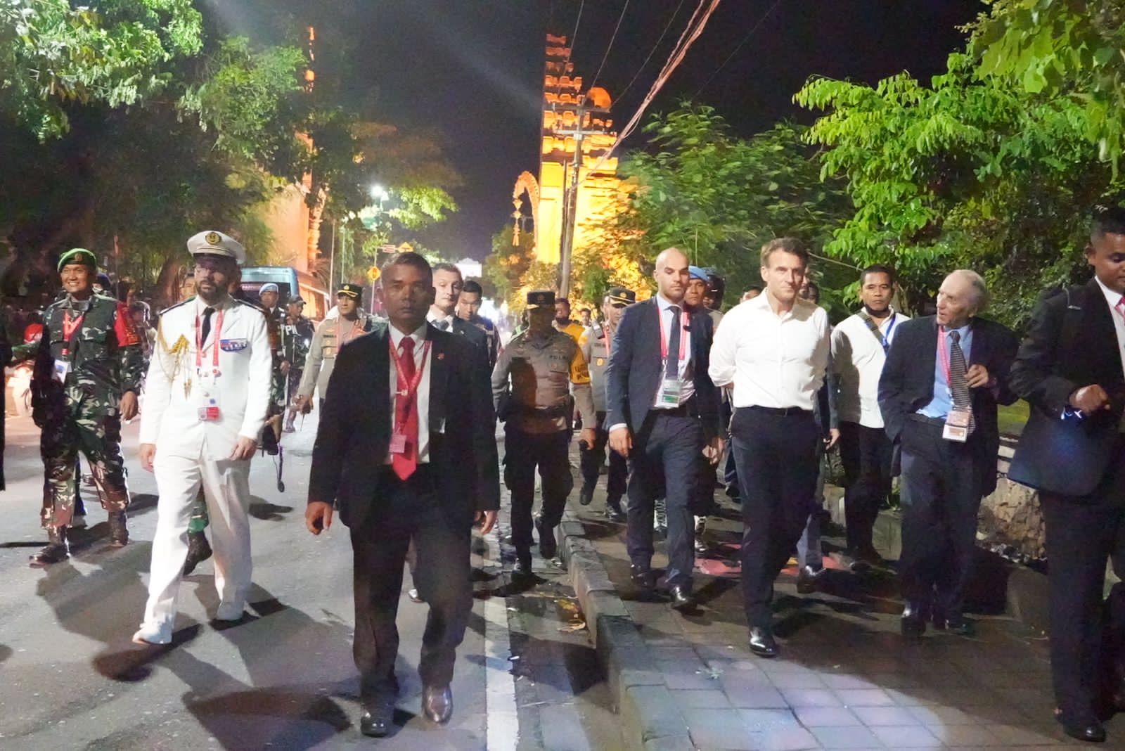 Presiden Prancis Emmanuel Macron saat berjalan kaki keliling Bali/Dok: Humas Polri