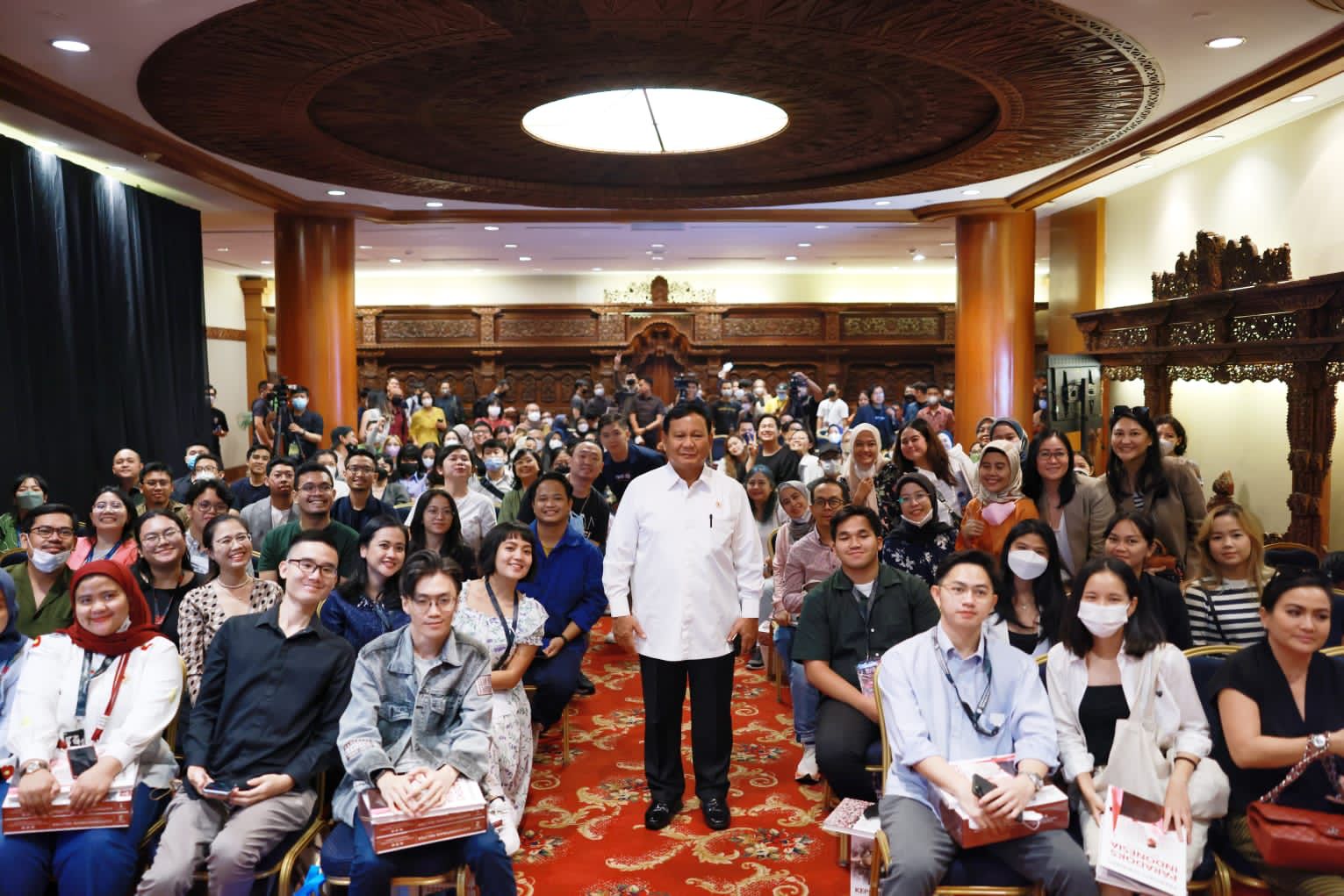 Prabowo berkesempatan berfoto bersama peserta acara Idea Talks/Tim Media