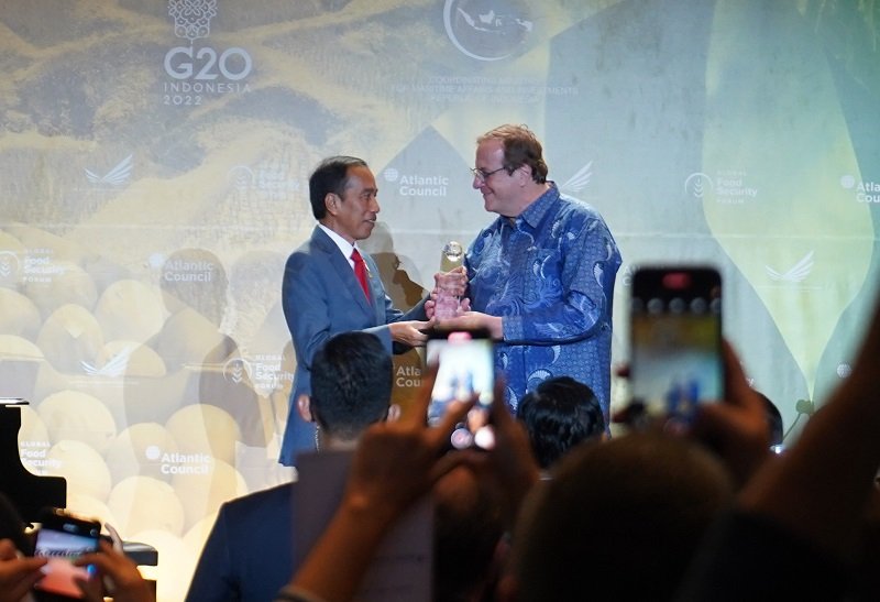 Presiden Republik Indonesia Joko Widodo (Jokowi) menerima penghargaan Global Citizen Award 2022 dari Atlantic Council