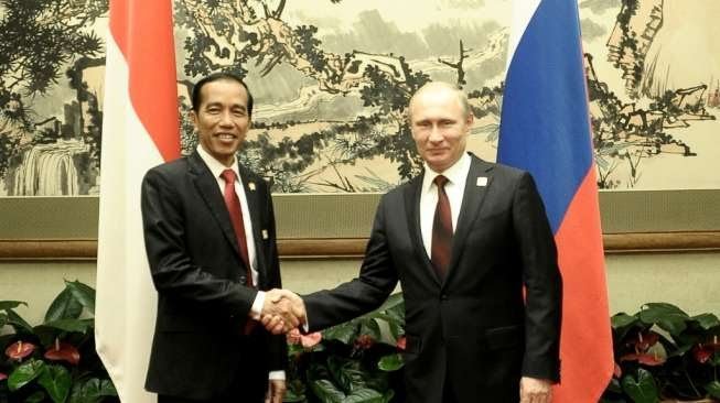 Presiden Joko Widodo bersalaman dengan Vladimir Putin/net