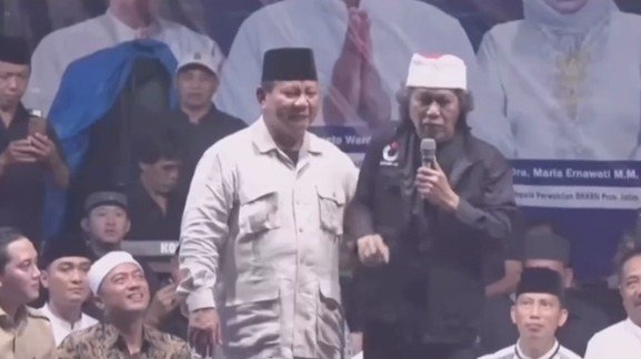 Prabowo Subianto atau yang biasa disapa Pak Bowo saat bertemu Cak Nun/ Tangkapan layar