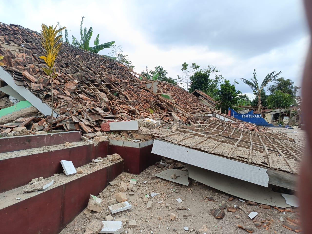 Bangunan roboh akibat gempa di Kabupaten Cianjur (SinPo.id/BNPB)