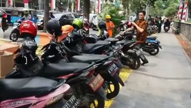 Parkir liar di kawasan Sarinah/ Instagram Koalisi Pejalan Kaki