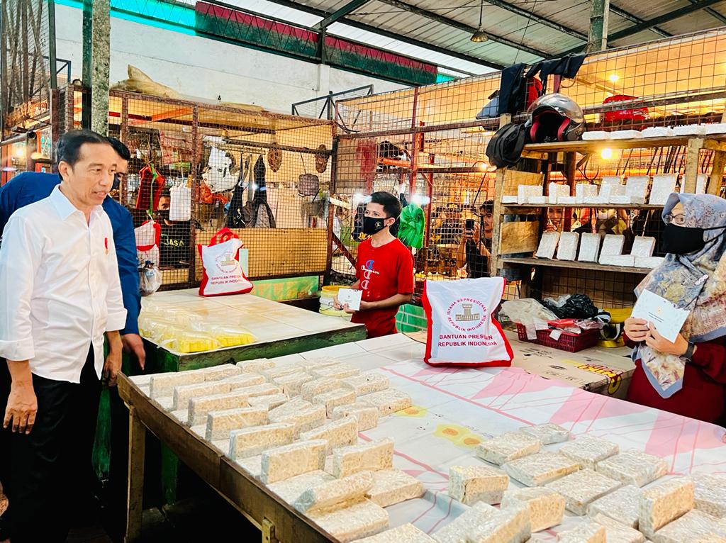 Presiden Jokowi mengecek harga bahan pokok di Pasar Cigombong (Foto: BPMI Setpres)