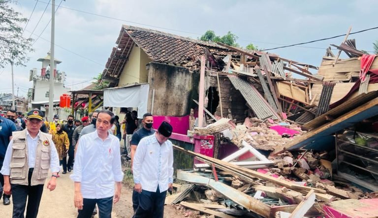 Presiden Joko Widodo saat kunjungi lokasi gempa Cianjur/ BPMI Setpres