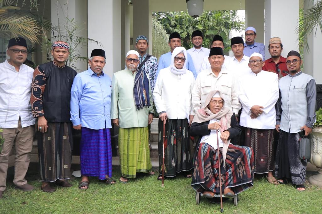Kebersamaan Prabowo dengan para kyai sepuh Jatim/Tim Media