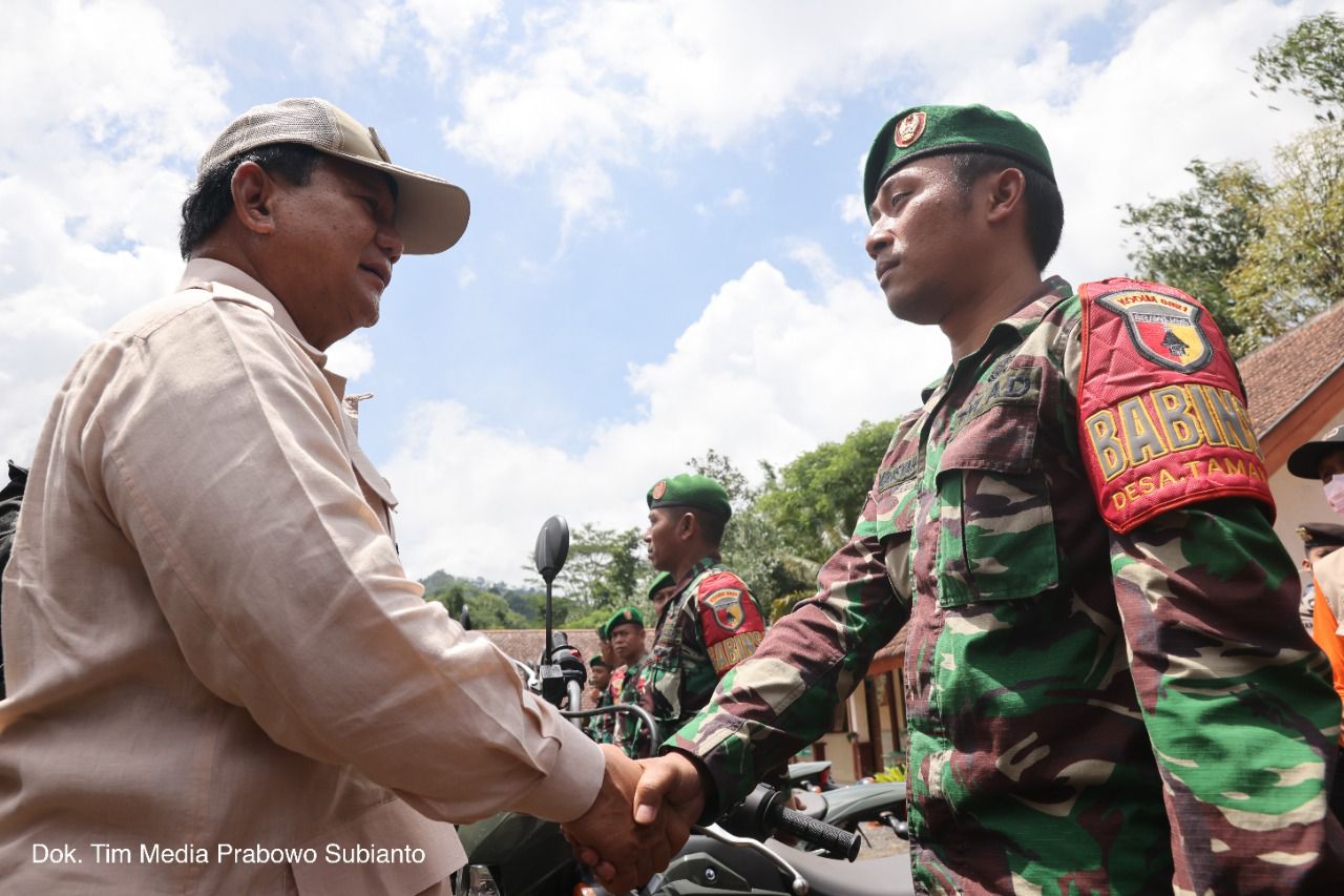 Menteri Pertahanan Prabowo Subianto atau yang karib disapa Pak Bowo saat bercengkrama dengan Babinsa/ Tim Media Prabowo