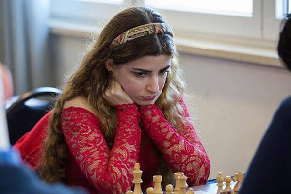Seorang pemain catur wanita asal Iran, Sara Khadem,