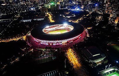 Stadion Gelora Bung Karno pada malam hari (wikipedia)