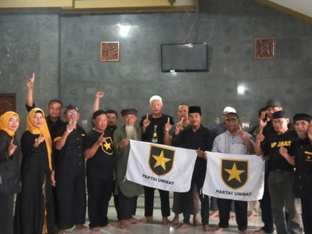Bendera Partai Ummat di Masjid Cirebon/Twitter