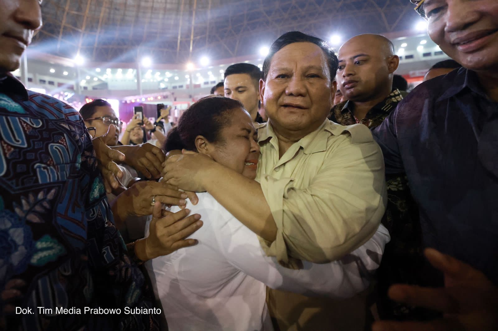 Prabowo Subianto menguatkan seorang simpatisan yang menangis di Perayaan Natal Nasional/Tim Media