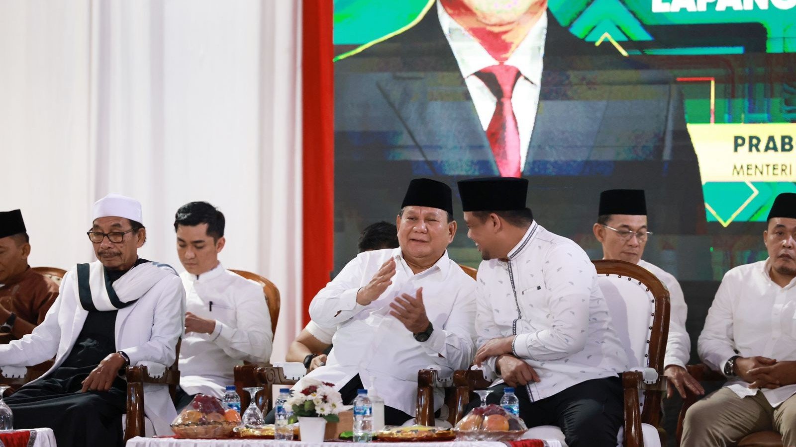 Menhan Prabowo Subianto saat bersama Wali Kota Medan Bobby Nasution/ Tim Media Prabowo