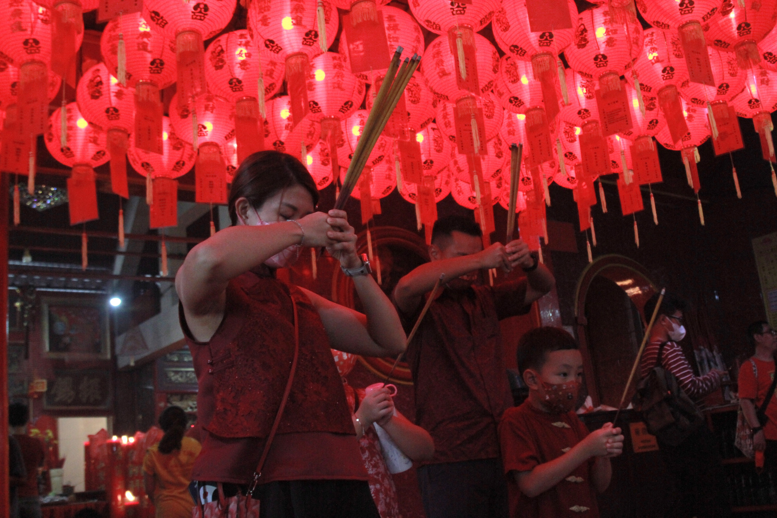 Warga Tionghoa sedang melakukan Ibadah Tahun Baru Imlek di Wihara Dharma Bhakti (Ashar/SinPo.id)