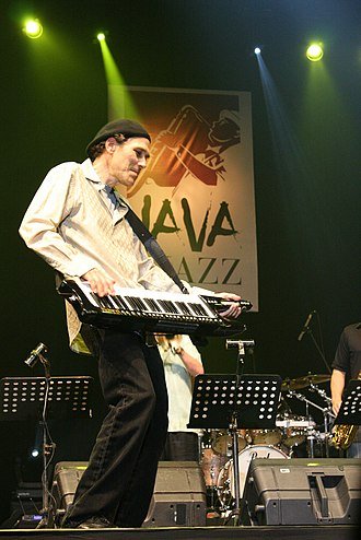 Gregg Karukas dalam Java Jazz 2008 (Wikipedia)