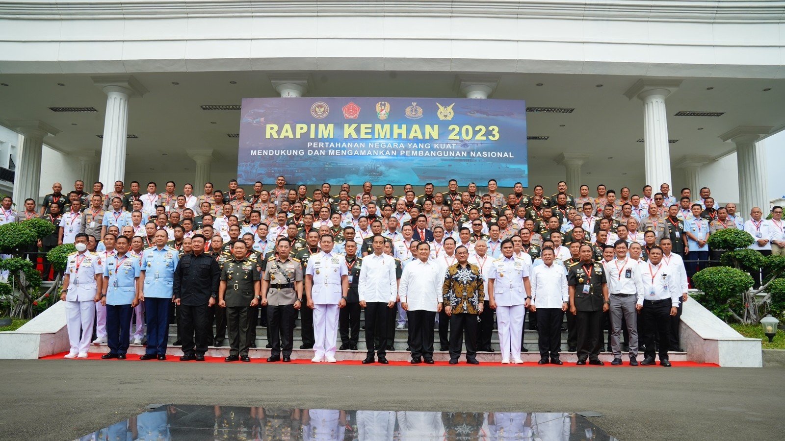 Presiden Joko Widodo bersama Menhan Prabowo Subianto saat buka Rapim Kemhan 2023/ Tim Media Prabowo