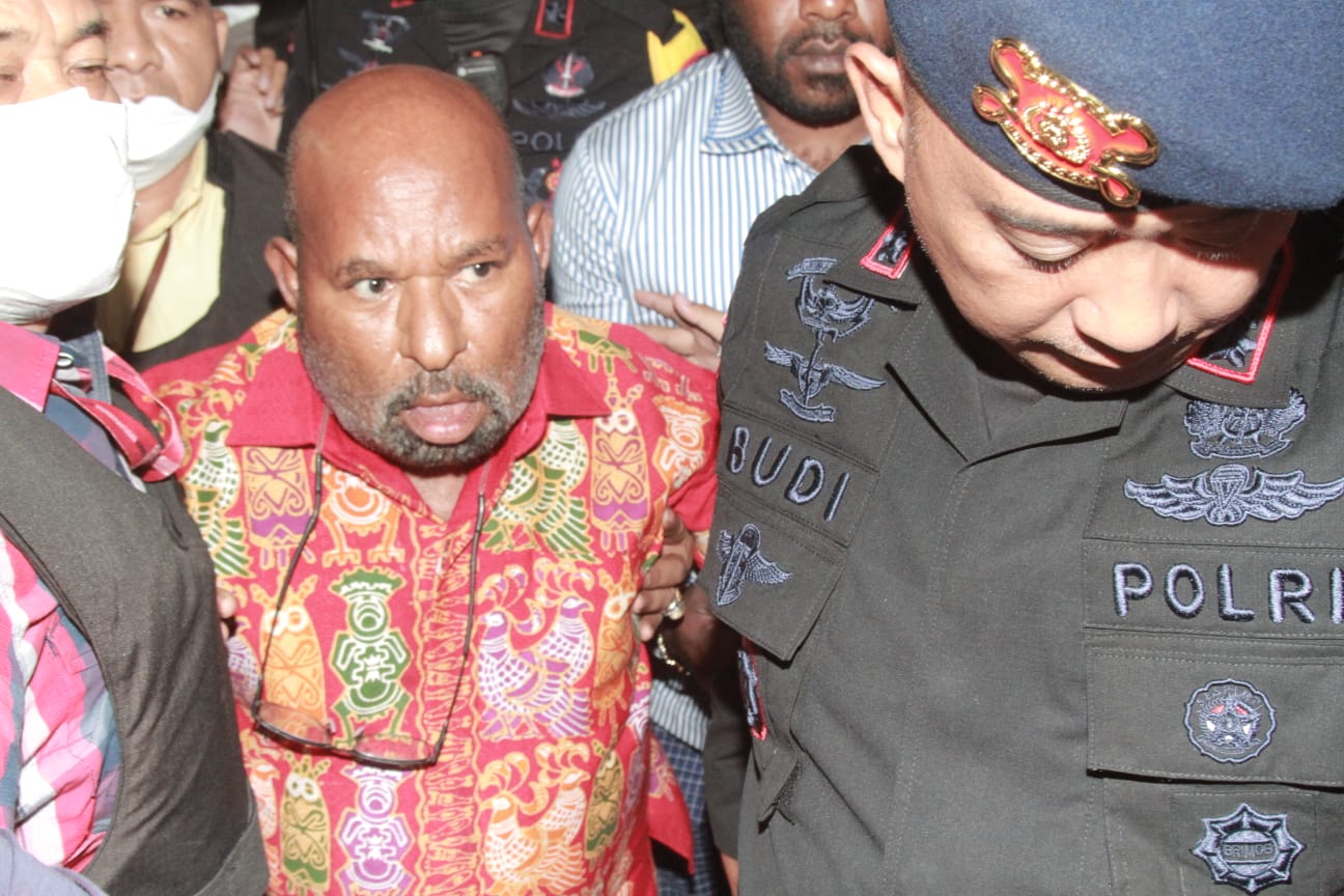Gubernur Papua Lukas Enembe saat ditangkap KPK, (SinPo.id/Ashar SR)
