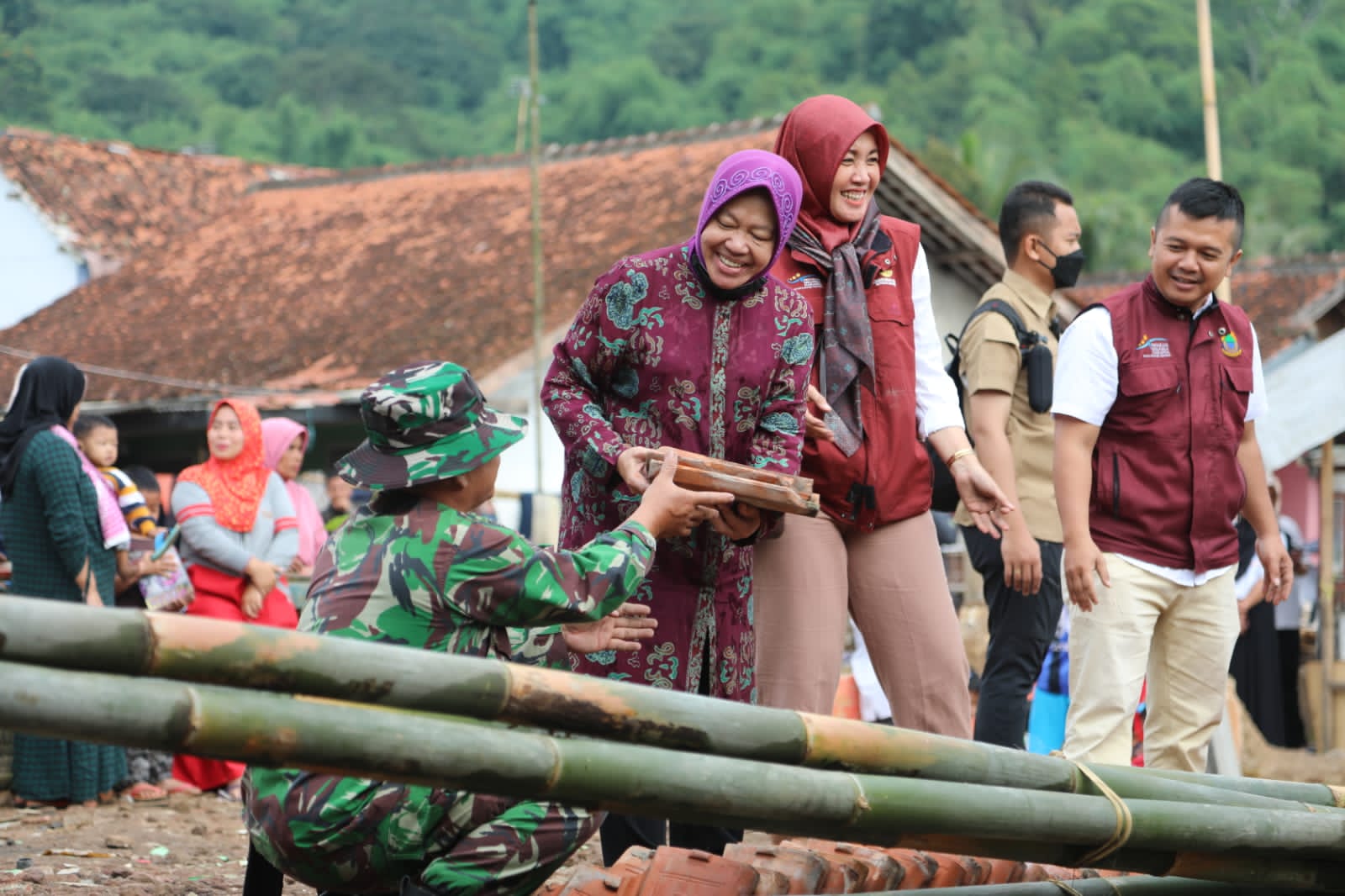Menteri Sosial Tri Rismaharini menyerahkan santunan secara simbolis kepada ahli waris korban meninggal akibat gempa di Cianjur