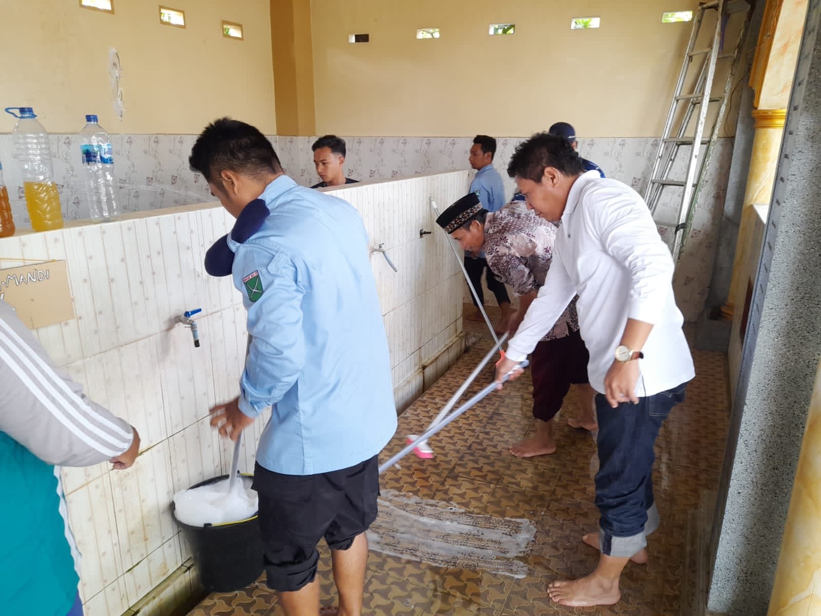 Suasana proses pemeliharaan masjid/Tim Media