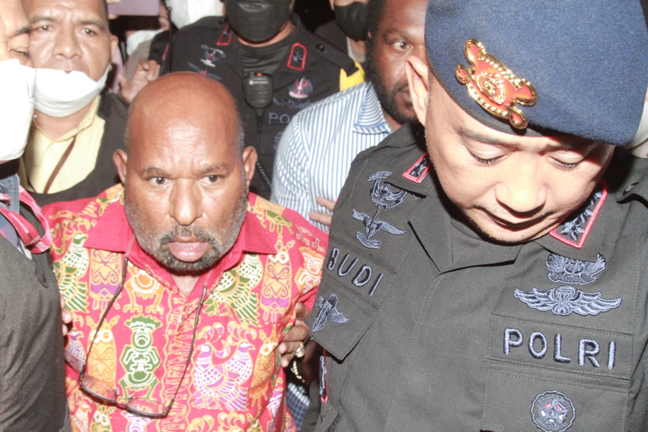 Gubernur Papua non aktif Lukas Enembe saat ditangkap KPK, (SinPo.id/Ashar SR)