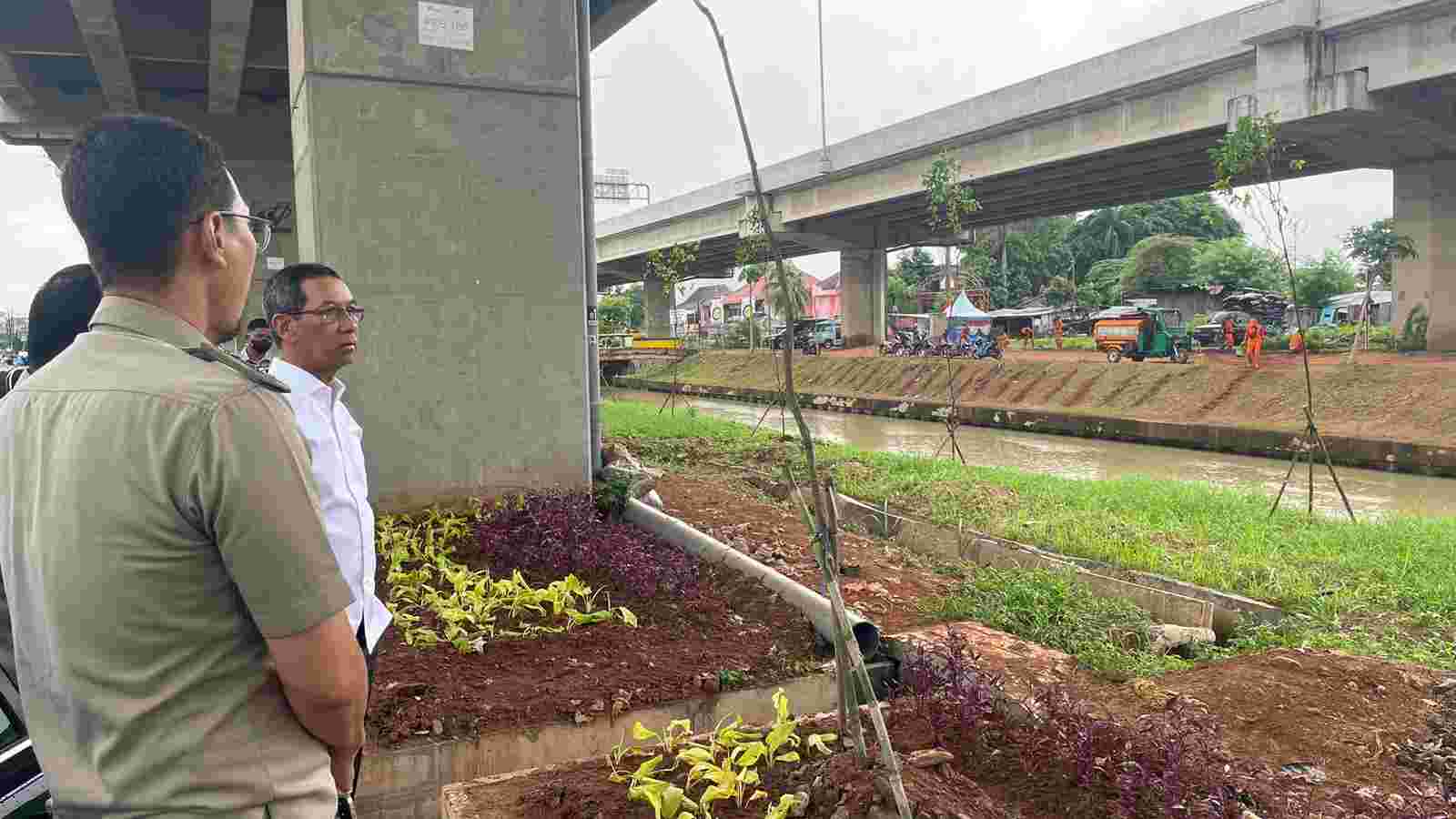 Foto: PJ Gubernur DKI Jakarta Heru Budi Hartono saat tinjau penghijauan tol becakayu (SinPo.id/Pemprov DKI Jakarta)