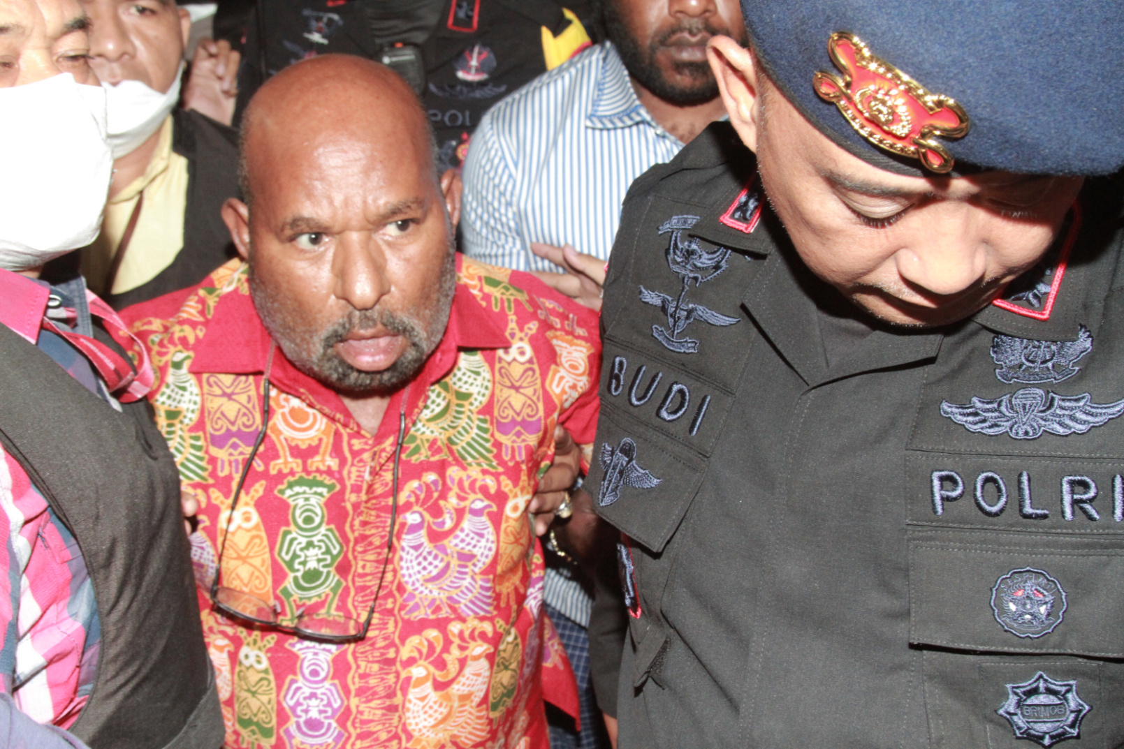 Gubernur Papua Lukas Enembe dikawal ketat saat tiba di RSPAD untuk menjalani pemeriksaan kesehatan (Ashar/SinPo.id)