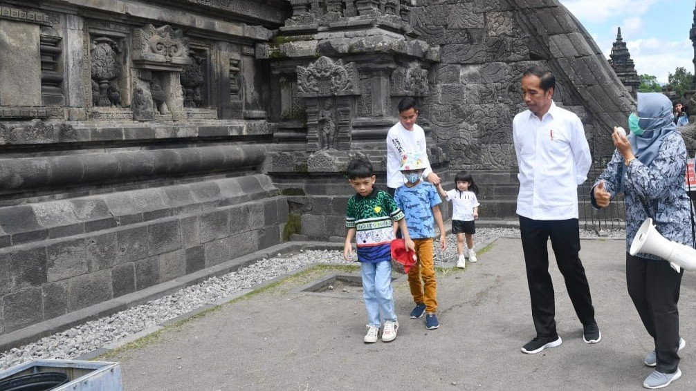 Presiden Joko Widodo saat mengunjungi Candi Prambanan/ BPMI Setpres