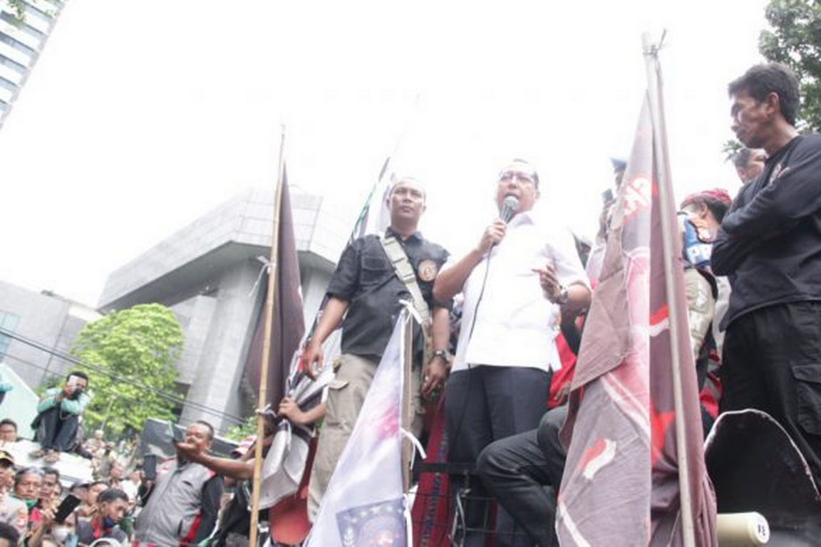 Ketua Komisi B DPRD DKI Jakarta Ismail di tengah aksi penolakan kebijakan Electronic Road Pricing (ERP) di Jakarta (PKS.id)