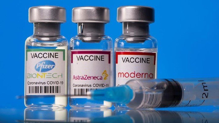 Foto: Botol dengan label vaksin Pfizer-BioNTech, AstraZeneca, dan Moderna coronavirus disease (COVID-19). (REUTERS/Dado Ruvic/Ilustrasi)