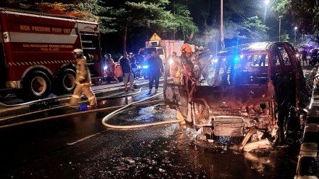 Mobil yang hangus terbakar di Ciracas/ beritajakarta