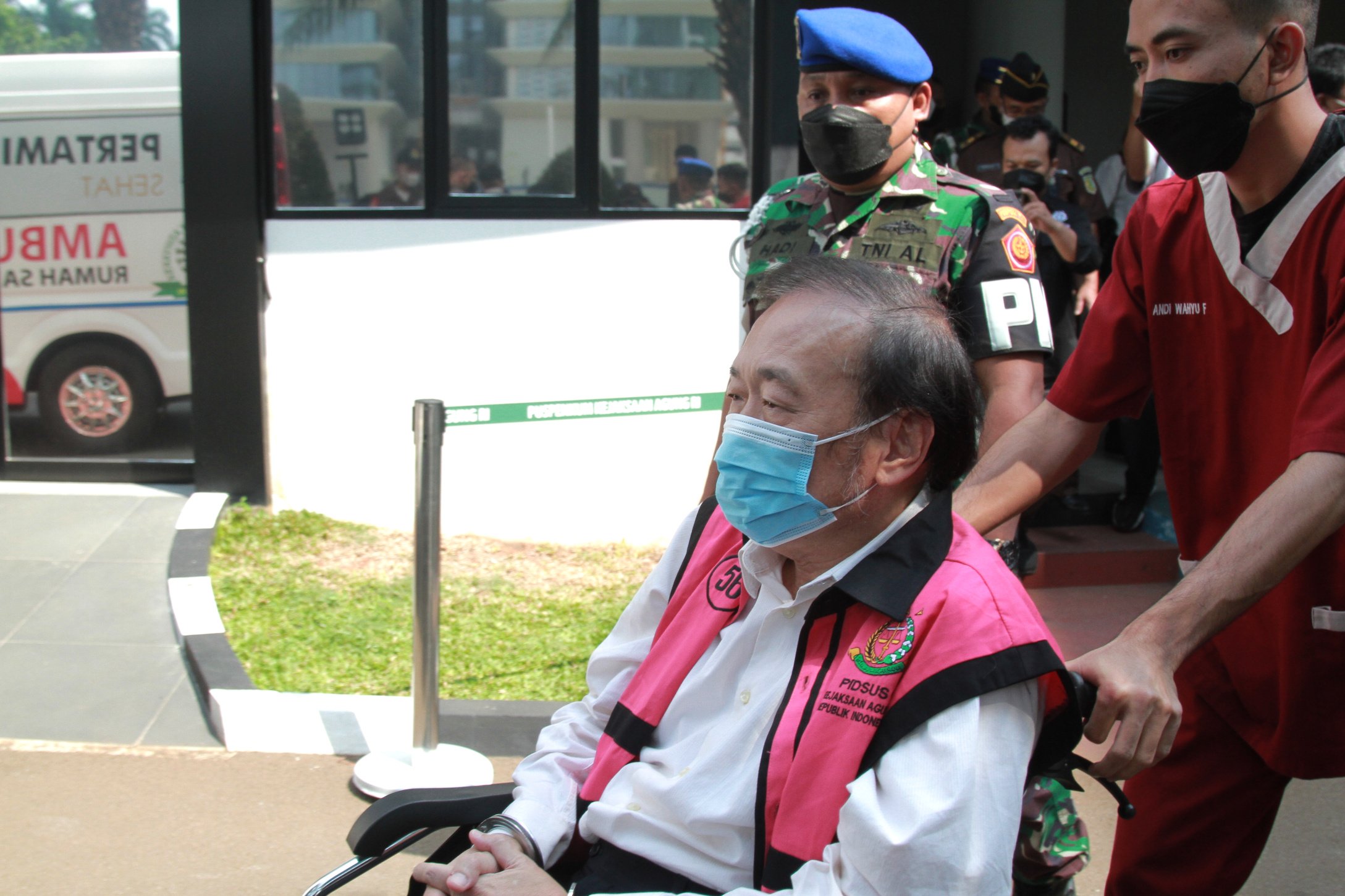 Surya Darmadi dilarikan ke rumah sakit saat menjalani pemeriksaan di Kejagung (Ashar/SinPo.id)