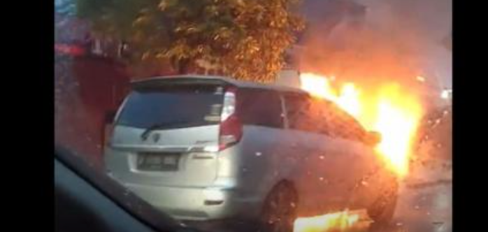 Mobil yang terbakar di Bekasi/ NTMC Polri