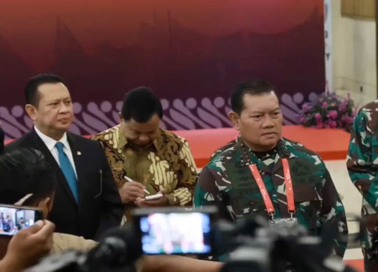 Momen Prabowo diam-diam menulis omongan Jokowi yang bikin netizen gagal fokus/Twitter