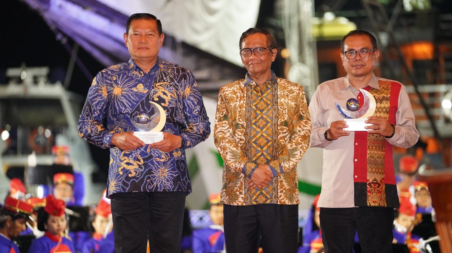 Panglima TNI Laksamana Yudo Margono saat menerima Maritime Award/ Puspen TNI